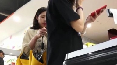 无内裙底偷拍之商场露脸抄底超清纯买菜,居然没穿裤衩子,估计是被妈妈临时叫买东西的