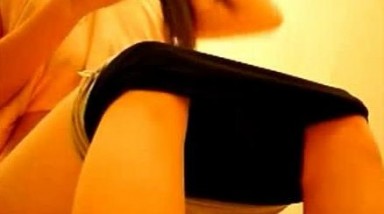 商场公共女厕正面全景偸拍大量女顾客内急大小便各种蹲姿有几个妞挺漂亮的2