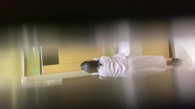 商场女厕偷拍背包职业装美女的小嫩B