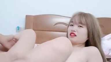 老婆在睡觉撩小姨子，全程露脸口交大鸡巴舔弄骚逼，浴室床上无套爆草，多体位蹂躏射精给她吃，精彩不要错过