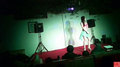 2022贺岁版县城小剧院夜场大尺度精彩裸身艳舞表演有几个妹子姿色身材一级棒前排观众现场舔舞女逼和屁股刺激