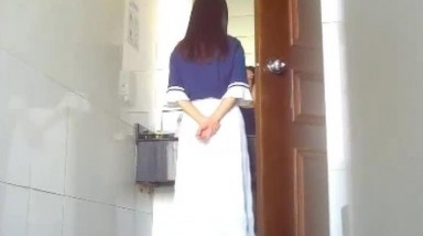 高质量高画质女厕偷拍多3名美女嘘嘘 ，百里挑一个个漂亮，脱下内裤急着尿尿，小逼清晰可见，拍的太紧张刺激手抖了