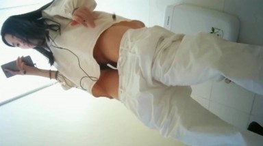 外购精品厕拍《前后景》 最新电子厂全景厕拍–披肩发白衣妹子躲在厕所一边看手机一边自慰