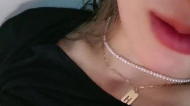 【颜值区酒窝美女转黄播】刚下海小尺度，露奶子极品翘臀，聊聊天看看骚逼，脱下内裤特写掰穴，看完美女去睡觉了