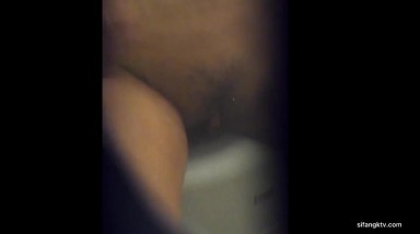 夜游神冒着风险缝中偸拍邻居上艺校的漂亮小女儿洗香香身材很顶阴毛不多近景特写私处2K画质原版