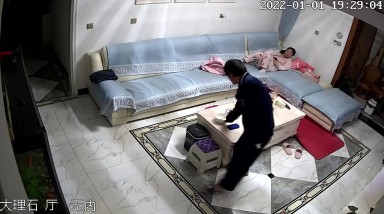 2022一月新流出黑客破解家庭网络摄像头偷拍大叔吃完橘子仔细给漂亮媳妇的逼清洁一下在客厅的沙发上啪啪