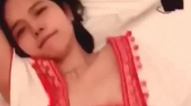 操漂亮小姐姐 美眉奶子大 无毛逼紧 被操的吐舌头 怎么感觉有点混血的味道