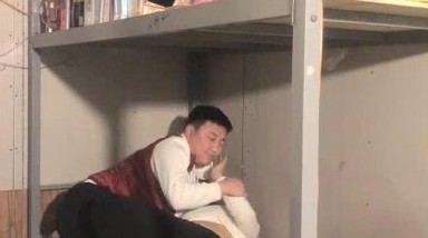 出租屋高低床，好久不见面的偷情肥胖男一顿猛亲，趴下裤头无套进入没几下就缴枪了射进去