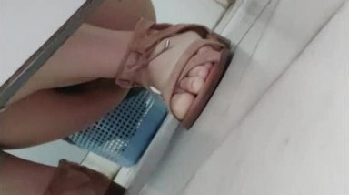 女厕偷拍系列某艺术班偷拍学习委员尿尿被发现