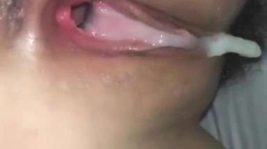 网友自拍 近距离观赏内射后的鲍鱼 卧槽 我忘了垫东西了 开始吞吐精液 收缩夹紧 哥们真能射