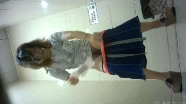 极品厕拍 商场正面全景厕拍 高颜值女神云集 制服美女边抽烟边玩手机 高档商场高级货色『收藏版』高清720P原版