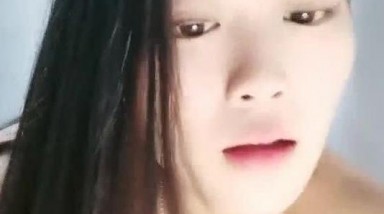 重口味逼奴露脸直播大秀，给菊花灌奶喷在杯子里自己喝好有味，辣椒胡萝卜道具插菊花，玩弄炮击跟狼友互动