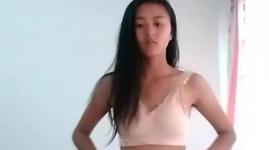 不正经的老师 要求18岁的艺校清纯甜美舞蹈学生脱衣展示身材，不愧是跳舞的料，不仅颜值很高，身材比例非常好，居然还穿着黑丝