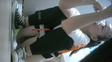 新流出大神潜入女厕全景偷拍 拉臭臭的美女开手电筒看屁股擦干净没有