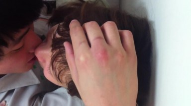 看到一对情侣偷偷进了女厕所,就知道有好戏