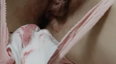 气质美少妇和老公直播，大姨妈来了只能诱惑了粉色裤头上还有经血