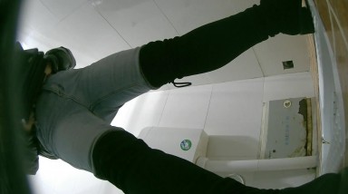 2022三月最新厕拍大神潜入 单位女厕全景高清近距离偷拍女同事尿尿口罩美女人美逼嫩