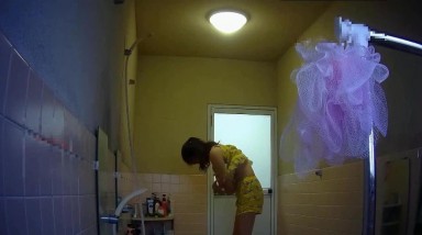 堂姐星期天来我家借宿，趁机在浴室暗藏摄像头拍她洗澡下面毛真多很有撸点