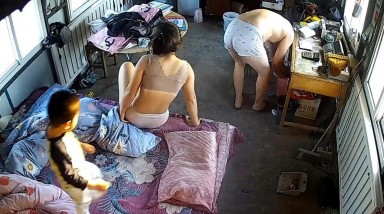 2022新黑客破解家庭网络摄像头偷拍夫妻也太不检点经常当着小孩的面啪啪