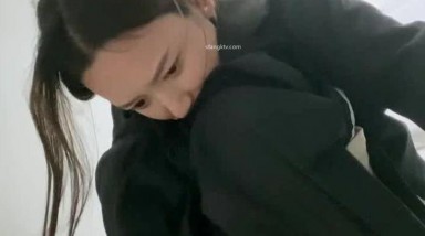 三月最新流出国内厕拍大神商场隔板女厕全景正面偷拍 制服靓妹对着镜头看卫生巾都吸满了也不舍得换