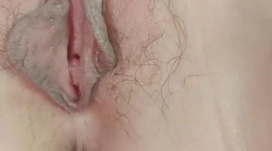 双飞两个姐妹花，手持镜头拍摄户型，都是蝴蝶逼，清晰可见细节，少妇也喜欢吃逼逼