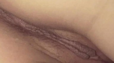 最近特牛逼的一位大神经常半夜趁表姐睡着偷拍表姐 虽然多次操逼依然粉嫩 香肠捅进菊花 扒开粉穴深入子