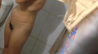 偷窥隔壁阿姨洗澡 身材保养的不错 没太变形!