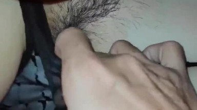 饥渴男偷窥妈妈睡觉 妈妈睡觉不穿内内都不成功 今天妈妈醉了 终于逮到机会了 要好好看看妈妈的美鲍鱼