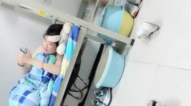 女生宿舍的学妹好骚，玩点刺激的给狼友看看寝室，被窝里脱了衣服给狼友看，毛毛很多奶子很嫩，精彩刺激好骚