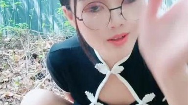 天气不错骚逼跟蒙面小哥户外啪啪，全程露脸口交大鸡巴，让小哥按在树上扛腿爆草抽插，浪叫不断玩她骚奶子