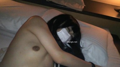 和美女同事一起出差 偷偷下药迷翻 溜进她的房间 玩她的小肥鲍