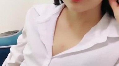 网红刘婷精彩演绎学生看到老师今天穿着高跟丝袜很性感就尾随跟到家里和老师发生性关系