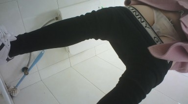 商场女厕近距离偷拍 穿透明内裤美女的小黑B