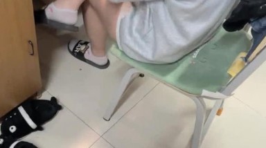 【大学宿舍的乐趣】，偷拍室友，聊八卦打游戏上厕所，蚊帐内骚逼一抠一手水，真实刺激必看