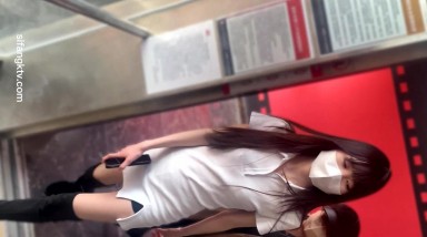 2022 4月最新流出国内厕拍大神潜入某会展中心女厕近距离偷拍几个美女的逼逼4K高清版 0