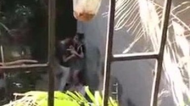 老家阳台偷窥一对吵架的小夫妻 吵着吵着把衣服脱了干起来了 这特么是什么梗