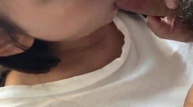 漂亮少妇吃鸡 看得出来大姐是个讲究人 吃鸡还要沾点蜂蜜吃 真是又甜又香