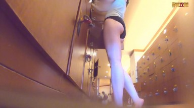 四月专业盗摄网站流出女偷拍客潜入洗浴中心更衣室偷拍顾客更衣脱了口罩气质不错的美少妇