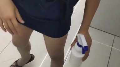 剧情演绎勾搭服务员，巨乳包臀裙骚女来打扫卫生，聊骚搞得很想要，解开内衣一对豪乳，骑坐大屁股套弄