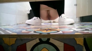 商场女厕偷拍小美女的无毛小嫩B