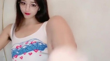 眼镜红唇小姐姐新人诱惑，齐逼小短裤扭动细腰，超浓密多毛骚逼，掰穴近距离特写，收缩清晰可见