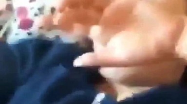 漂亮熟女妈妈 你录影干啥呀 咱两看看 你变态 阿姨很害羞 被小伙抓着双手爆操