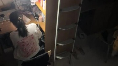 【女生宿舍的情色一幕】，偷拍室友，蚊帐内自慰，露半脸，极品美乳鲍鱼，超级刺激必看