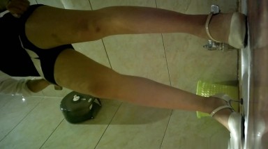 夜店女厕偷拍高跟短裙美女丰腴的小肥鲍