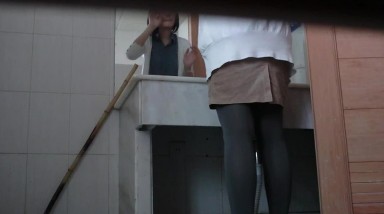 牛逼大神潜入厦门大学厕所偷拍流出 偷拍角度完美清晰 多毛小穴近赏