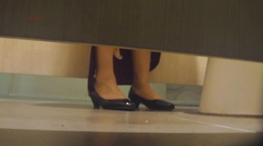 大神潜入商场女厕 偷拍多位不敢坐马桶蹲着尿的美女