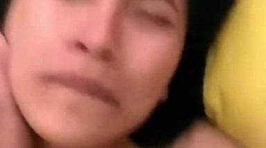 大白天在房间操逼 外面还有老人小孩的声音 不能叫 大奶少妇那叫憋的个难受