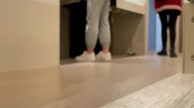 商场女厕近距离偷窥俩美女闺蜜的小黑鲍