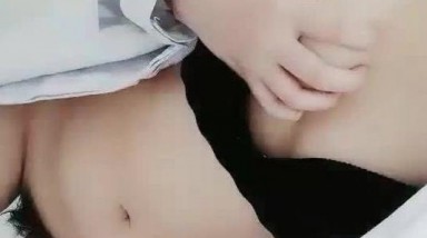 河北夜班小護士最近要考護士職業證,桌上壹本正經做筆記,桌下跳蛋紫薇,月經來了,全是血