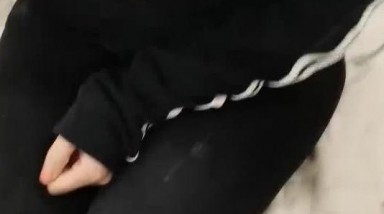 勾搭異地寂寞人妻,拉著行李箱就來了,著急的扒開衣服露出奶子,摸著J8就開幹